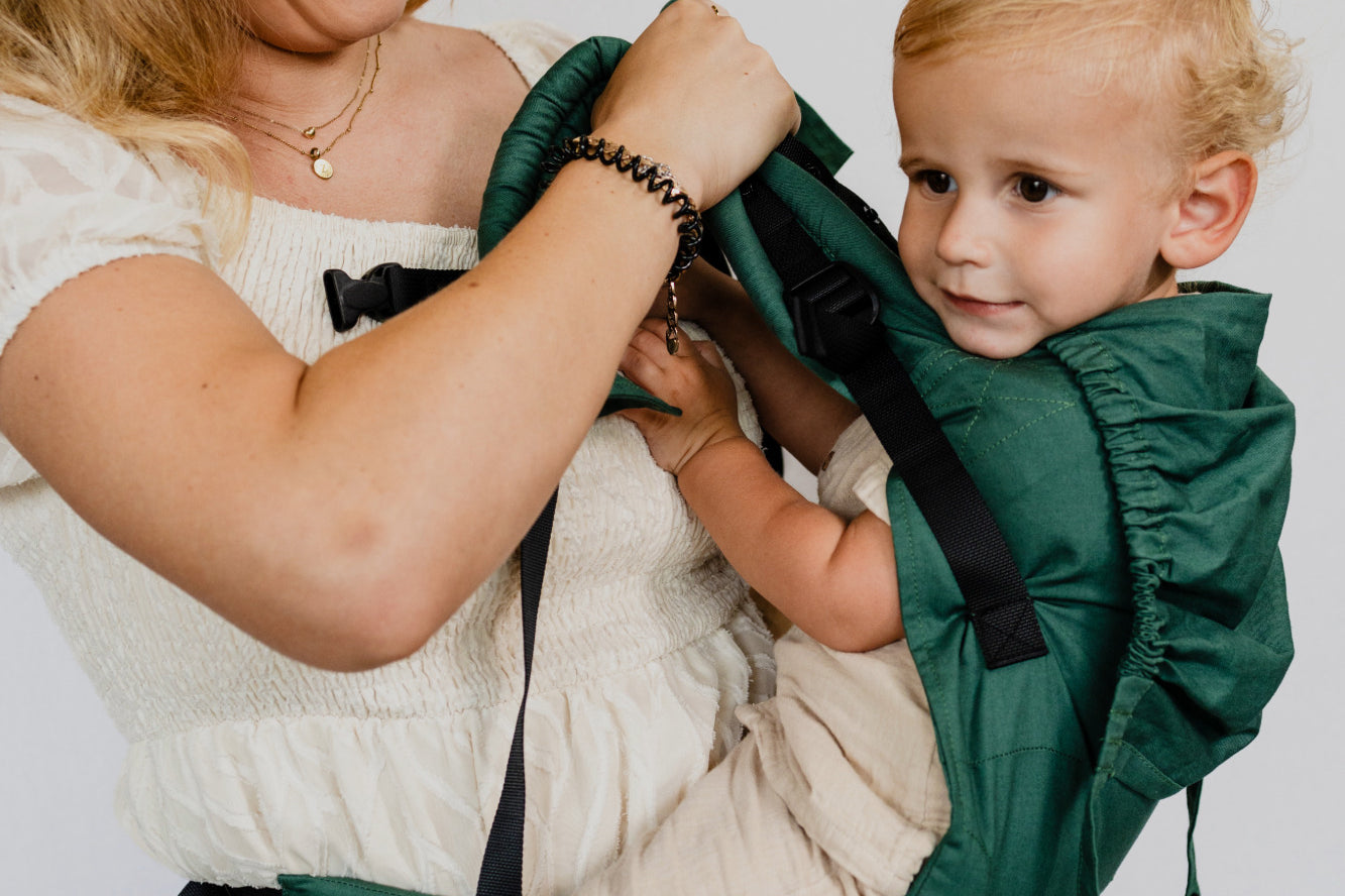 Binnenmoment van verbondenheid: moeder draagt baby met gemak in de Juami EasyGrow ergonomische draagzak.
