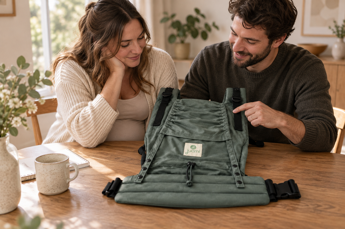 Aanstaande ouders bekijken samen de gespen en banden van een saliegroene draagzak.