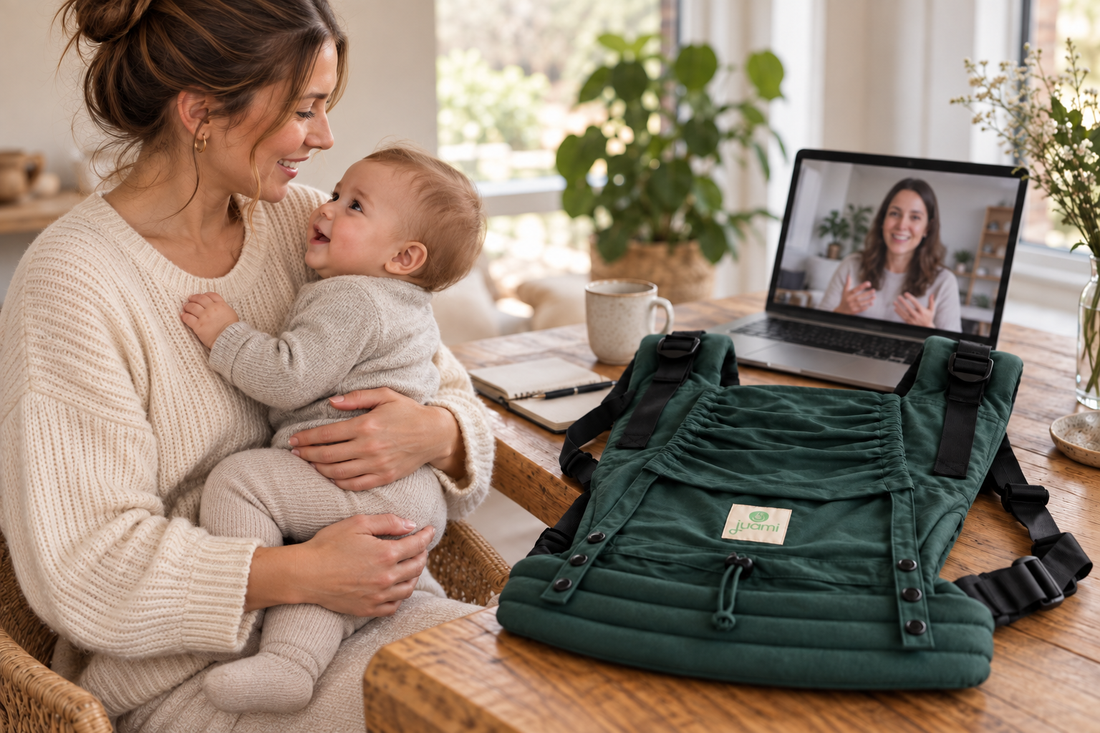 Moeder met baby volgt een online draagcheck, met een groene draagzak naast haar laptop.