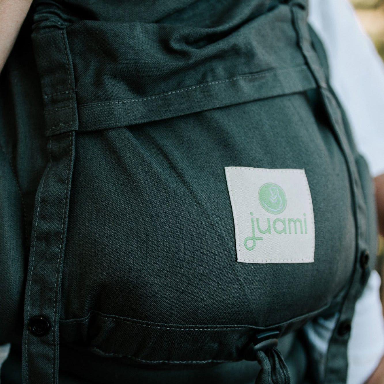 Ergonomische draagzak ontworpen door een draagconsulente, gericht op comfort en ondersteuning, in tegenstelling tot merken die massaal laten produceren zonder focus op design.