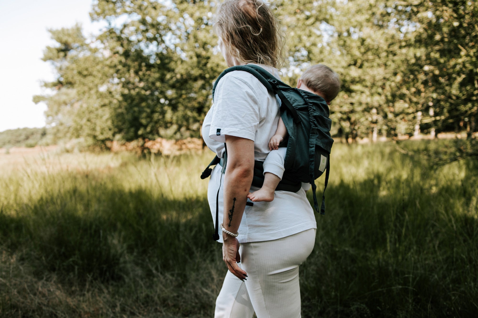 Ergonomische draagzak ontworpen door een draagconsulente, met focus op comfort en ondersteuning.