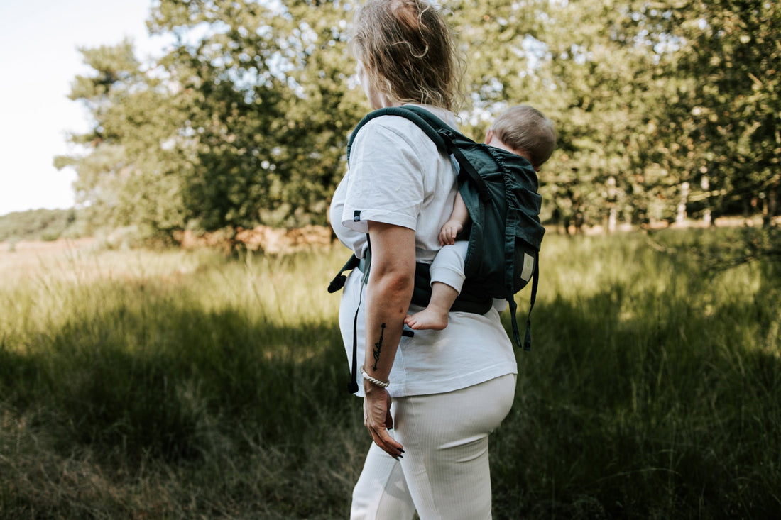 Ergonomische draagzak ontworpen door een draagconsulente, met focus op comfort en ondersteuning.