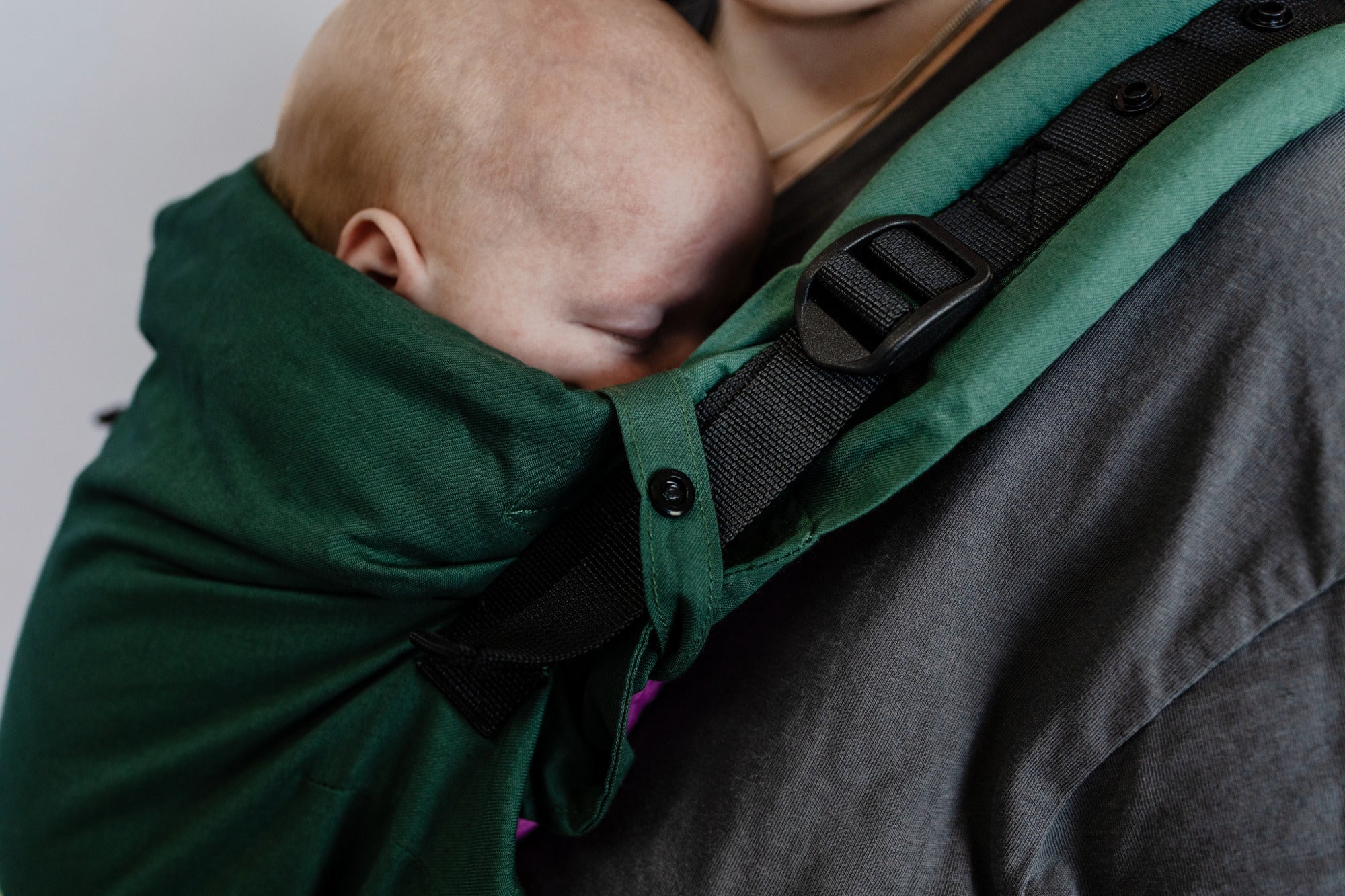 Comfortabel baby dragen met Juami – ergonomische draagzak voor moeders die dichtbij willen zijn.