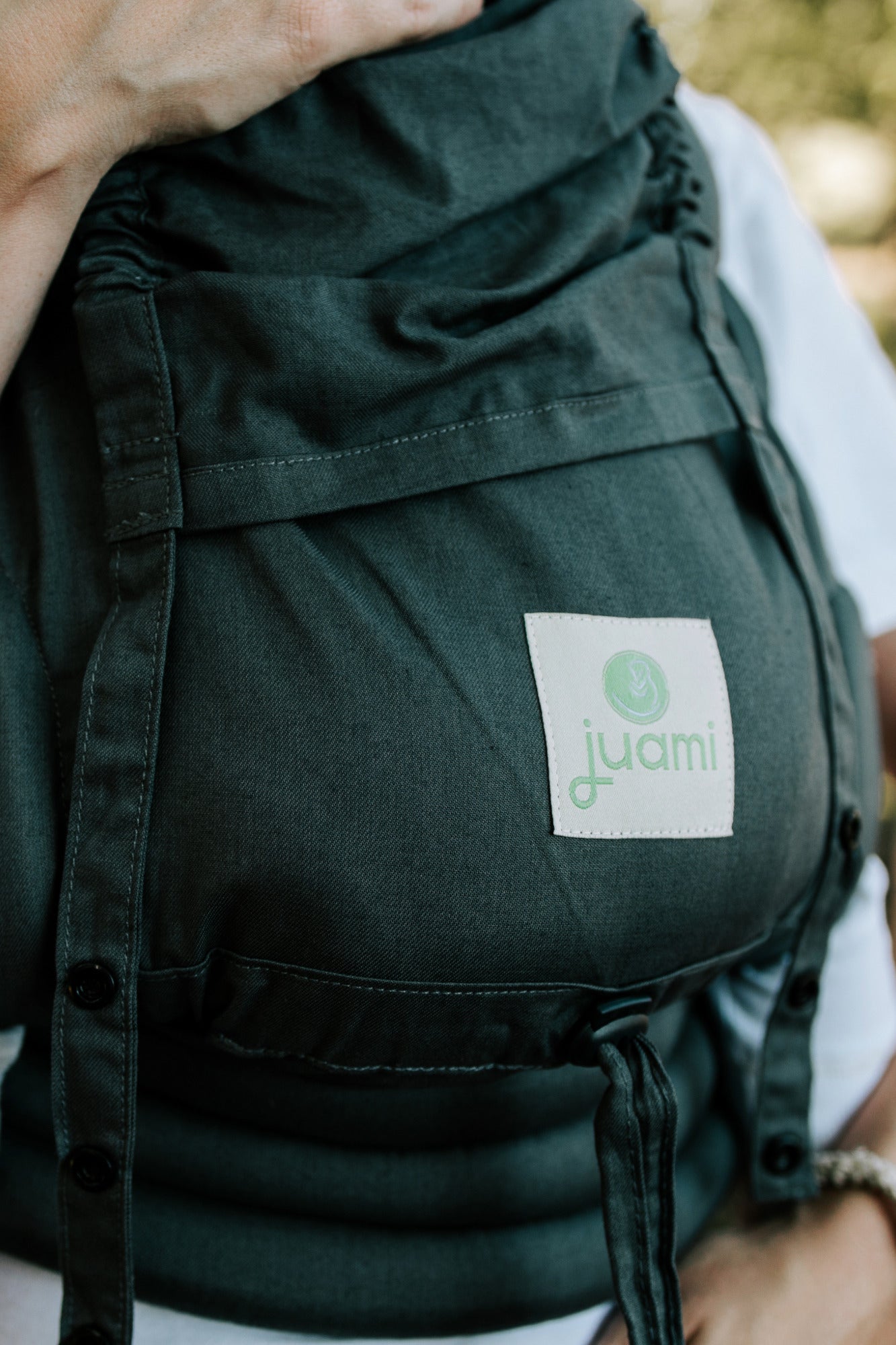Ergonomische Juami EasyGrow draagzak voor moeders die hun kindje natuurlijk en dicht bij zich willen dragen.