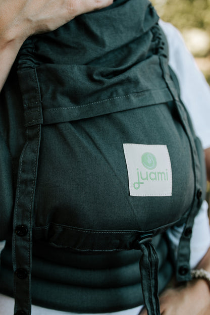 Ergonomische Juami EasyGrow draagzak voor moeders die hun kindje natuurlijk en dicht bij zich willen dragen.