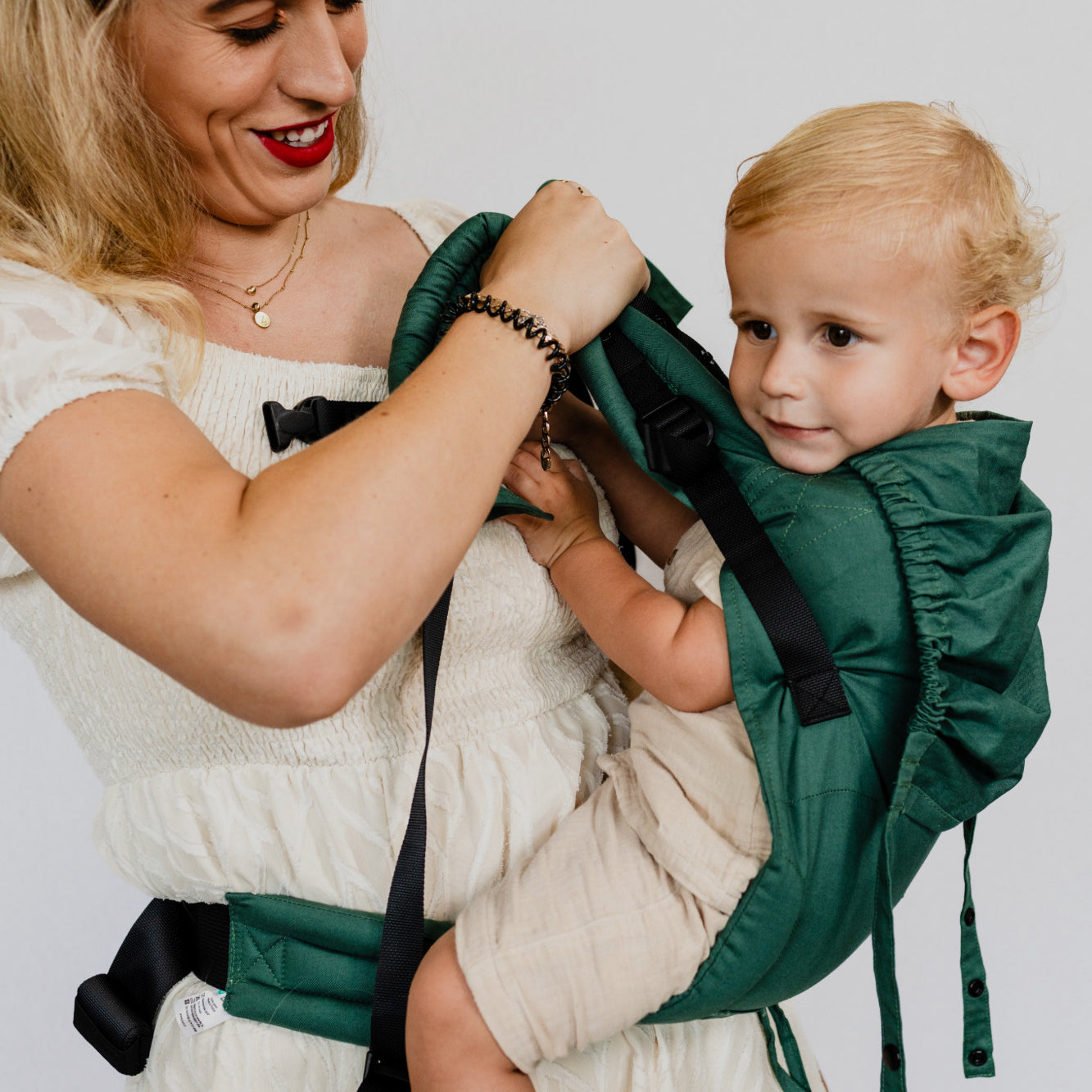 Binnenmoment van verbondenheid: moeder draagt baby met gemak in de Juami EasyGrow ergonomische draagzak.