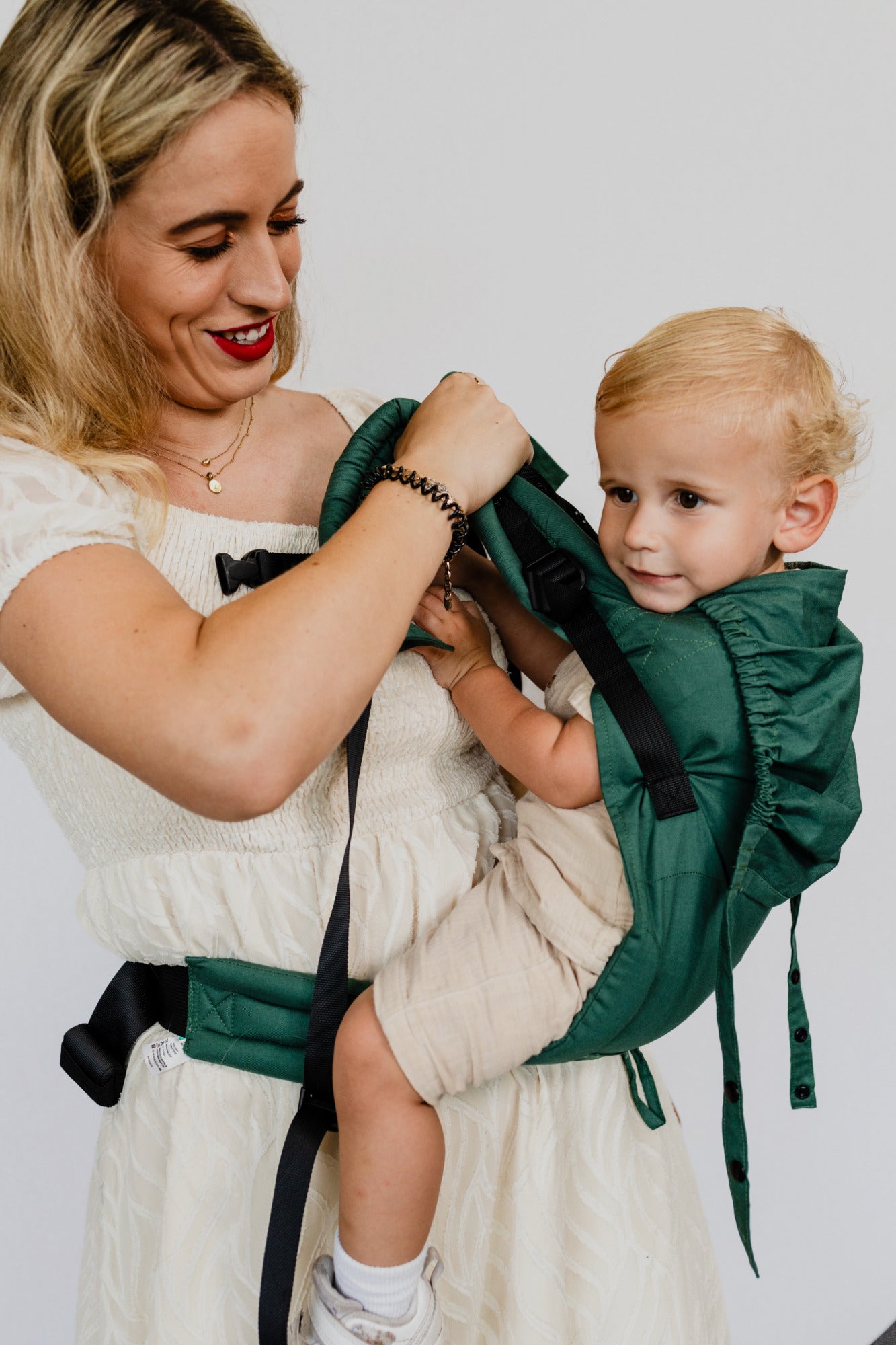 Binnenmoment van verbondenheid: moeder draagt baby met gemak in de Juami EasyGrow ergonomische draagzak.