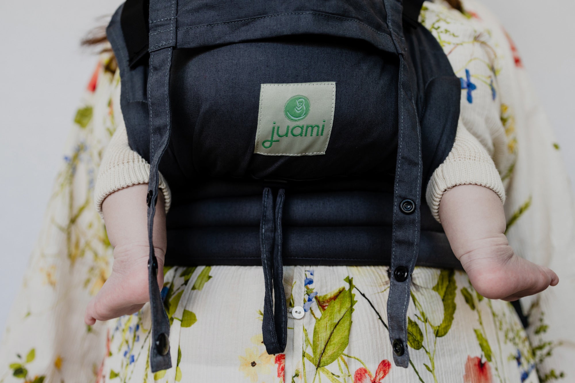Binnenmoment van verbondenheid: moeder draagt baby met gemak in de Juami EasyGrow ergonomische draagzak.
