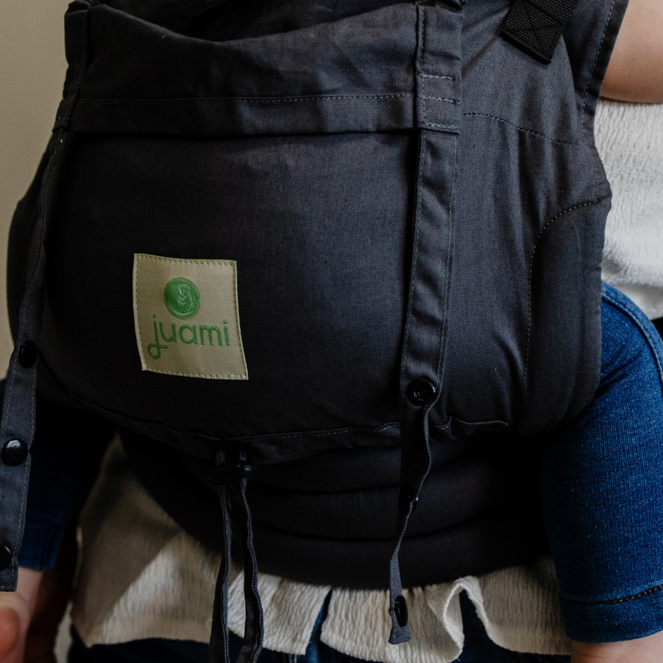 Natuurlijk ouderschap met de Juami EasyGrow draagzak, ontworpen voor comfort, verbinding en stijl.