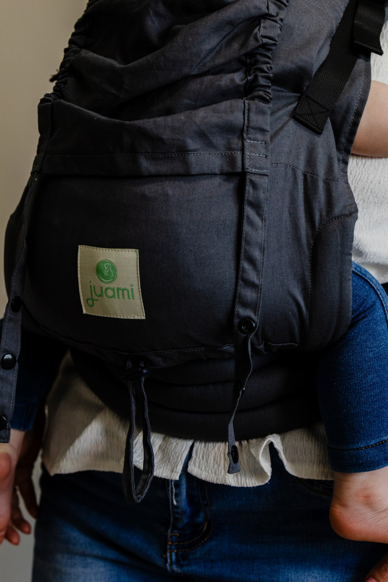 Natuurlijk ouderschap met de Juami EasyGrow draagzak, ontworpen voor comfort, verbinding en stijl.