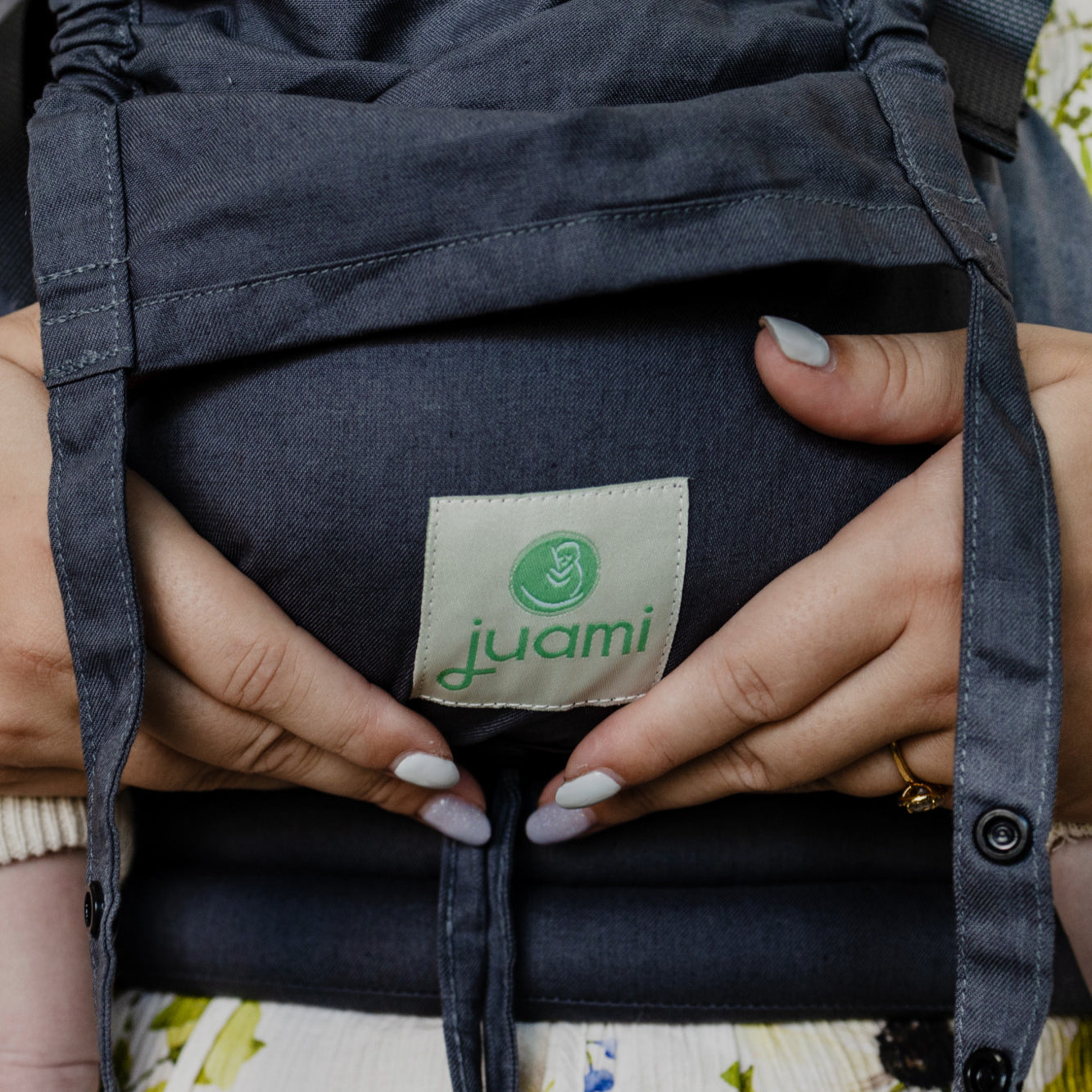 Natuurlijk ouderschap met de Juami EasyGrow draagzak – ontworpen voor comfort, verbinding en stijl.